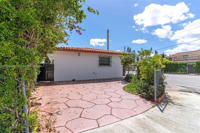 Building Photo - 1101 SW 17th Ave