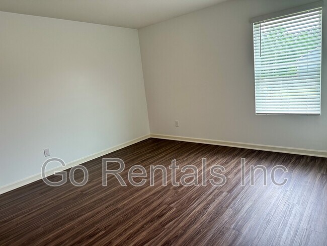 Building Photo - 236 Park View Cir