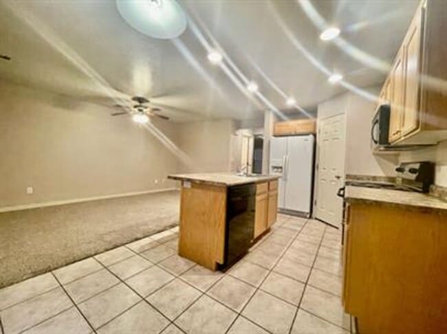 Building Photo - Hidden Valley Townhome!
