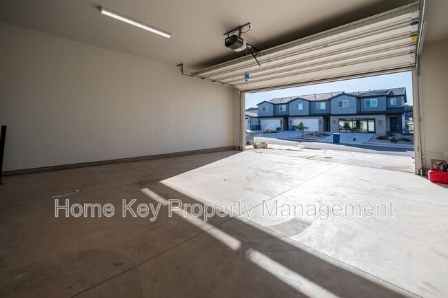 Building Photo - 3915 Razor Dr