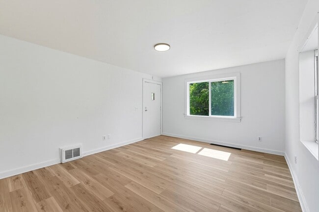 Building Photo - NEW LISTING! 2 BEDROOM HOME