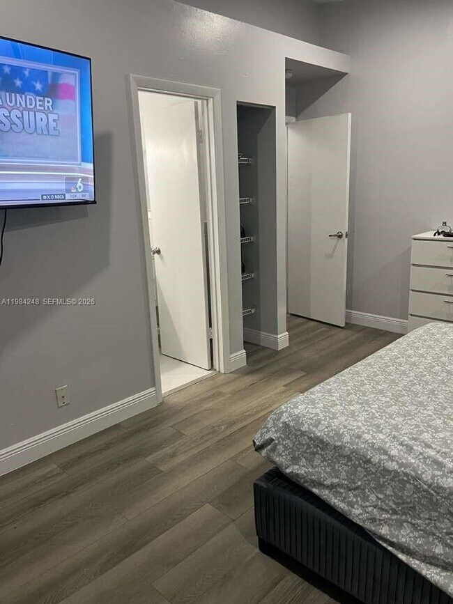 Building Photo - 9787 Riverside Dr