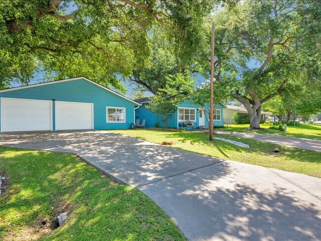 Building Photo - 683 Water View Dr