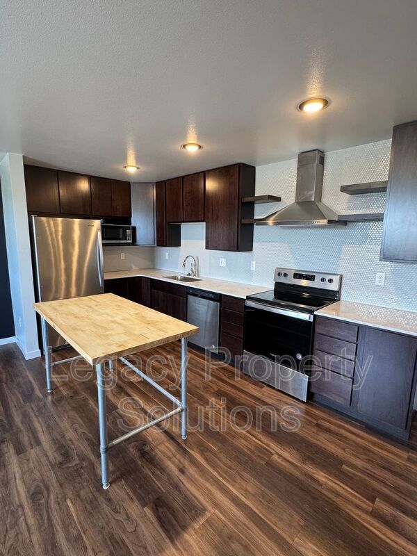 Building Photo - 202 E Greenfield Ln