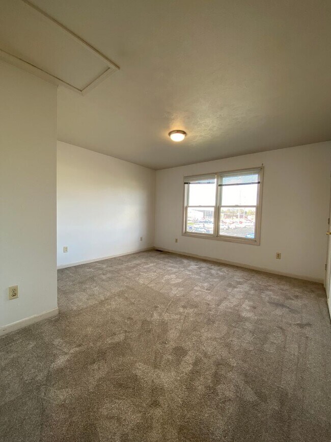 Building Photo - 3 Bedroom Duplex in Elkhart - HOUSING VOUC...