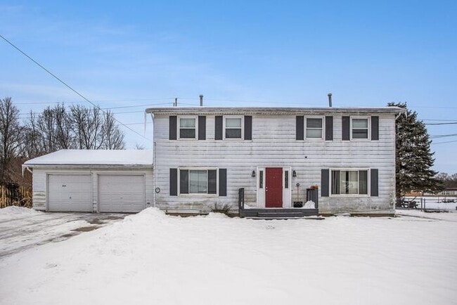 Building Photo - $1450- 3-Bed/1.5-Bath Town House Duplex, Basement, Garage, 1300 sq. ft. Attractive remodeled mode...