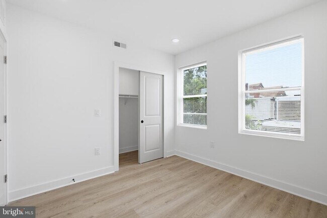 Building Photo - 2216 N Franklin St