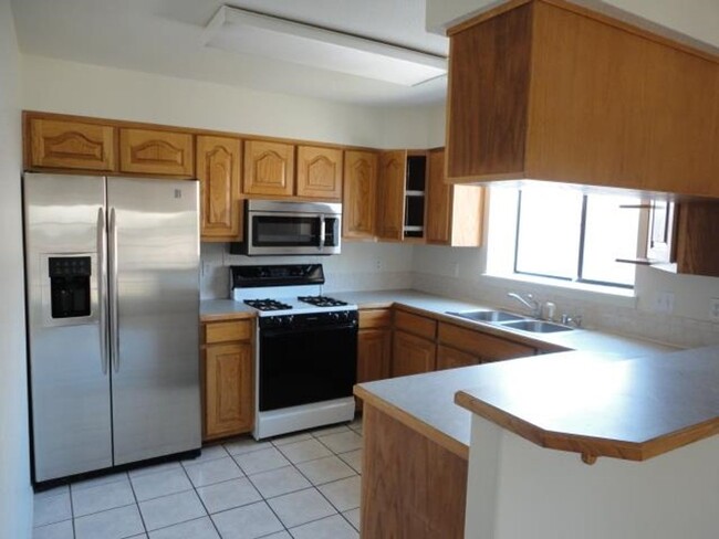 Building Photo - Great Commuting Location to HAFB & Town