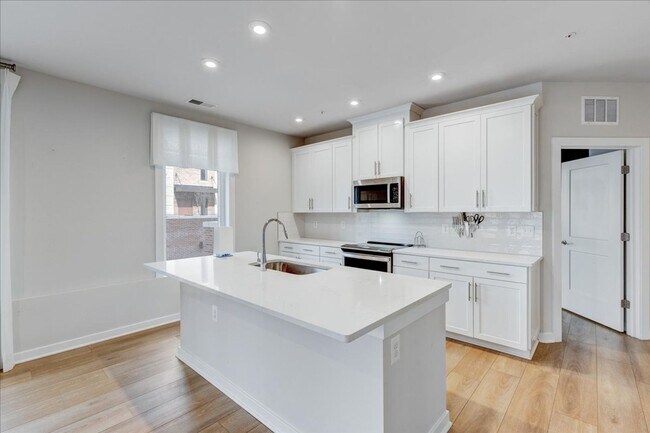 Building Photo - Modern 2-bedroom, 2-bath apartment