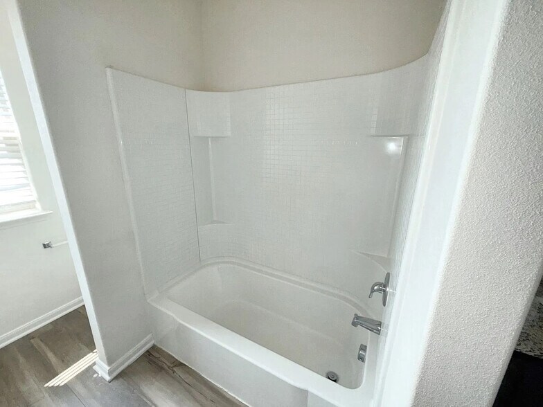 Building Photo - Room in House on Serena Dr