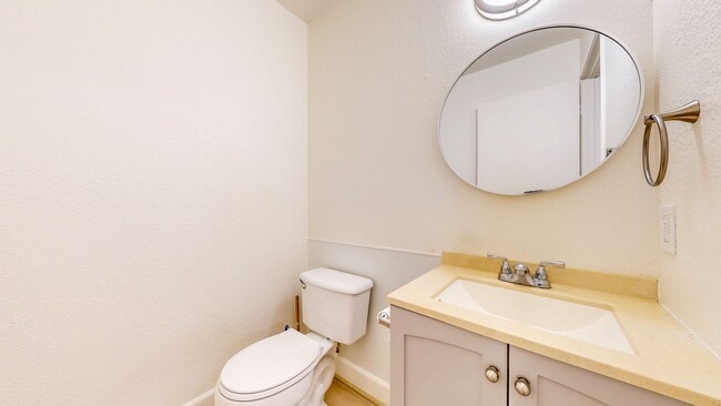 Building Photo - Bright and Beautiful 4 bedroom 2.5 Bath with large enclosed back yard and close proximity to Mari...