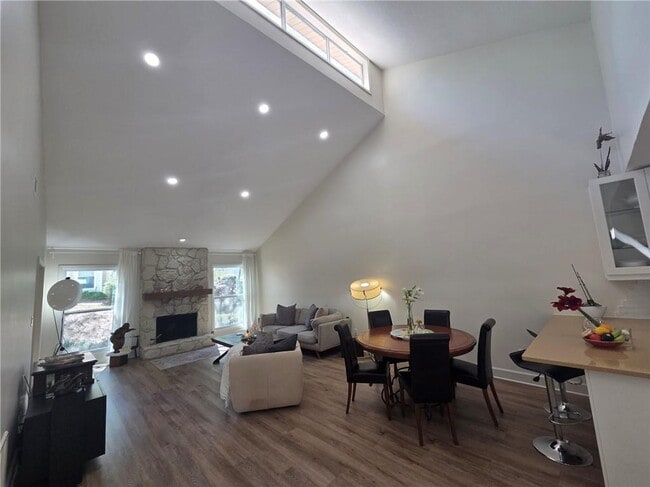 Building Photo - 603 Serramonte Dr