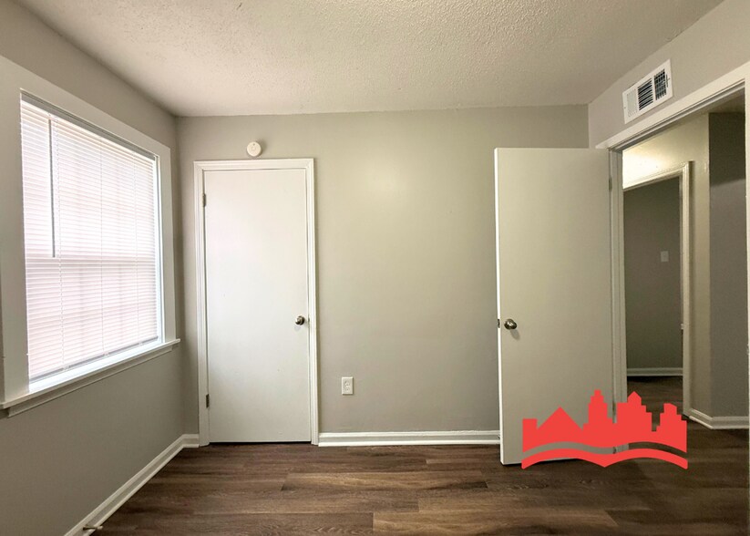 Building Photo - 3627 Royal Wood Dr