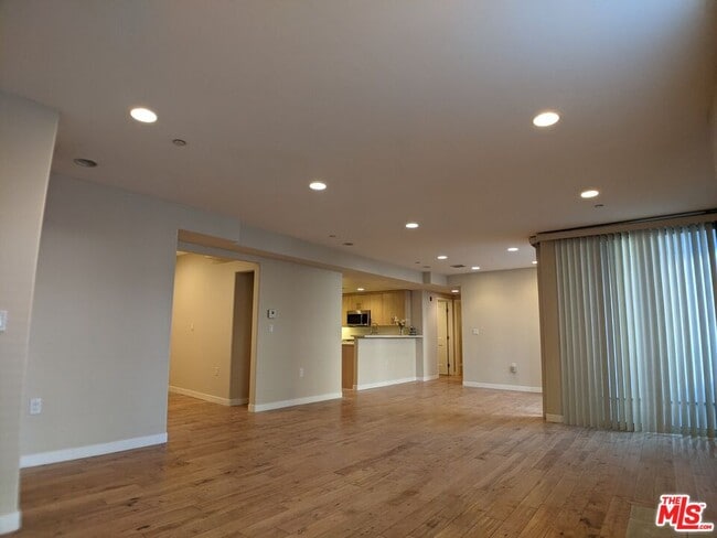 Building Photo - 5143 White Oak Ave