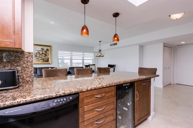 Building Photo - 2500 NE 48th Ln