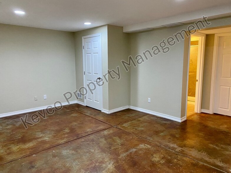 Building Photo - 1637 Westbridge Dr