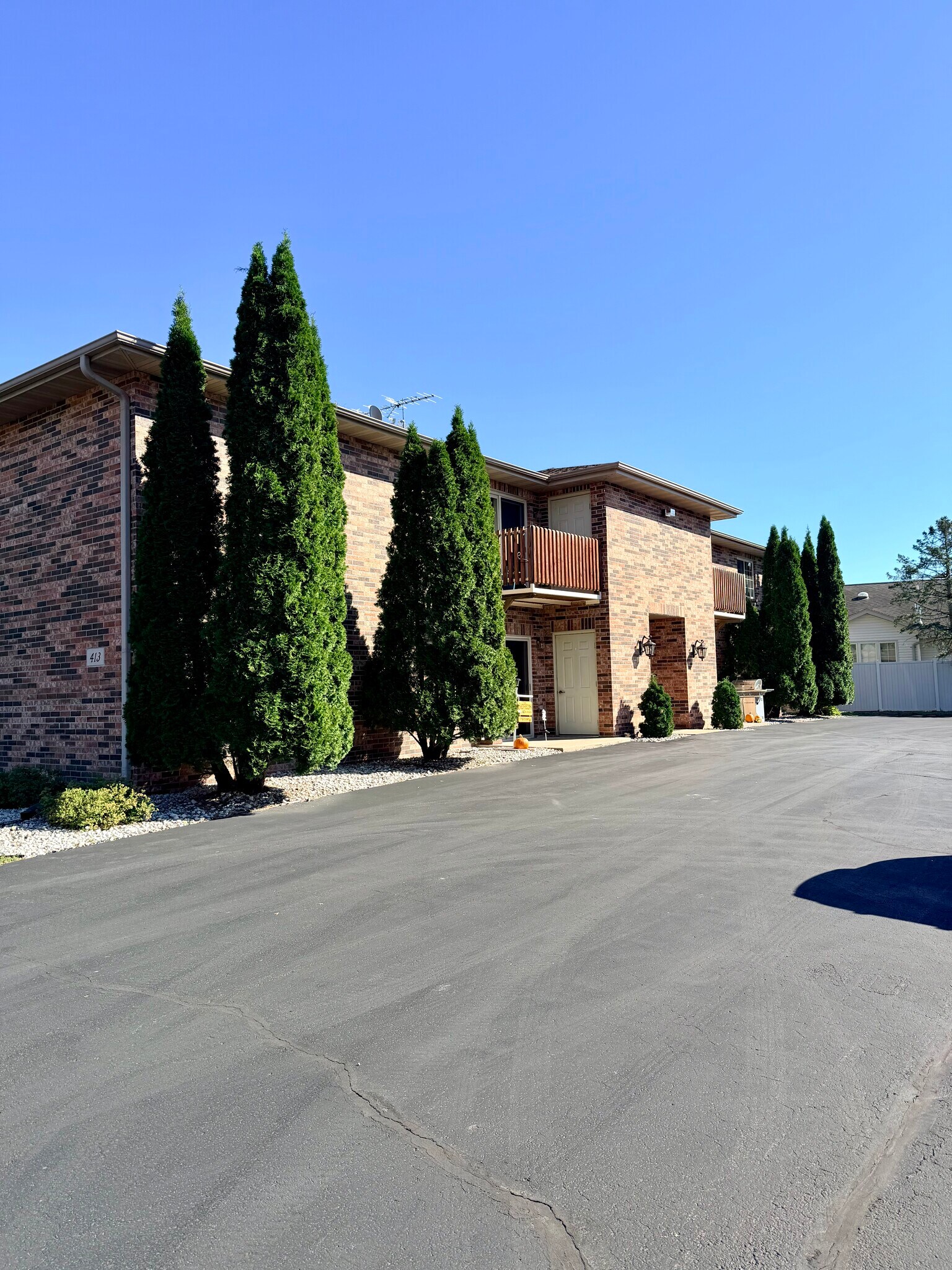 Building Photo - 413 Rowley St