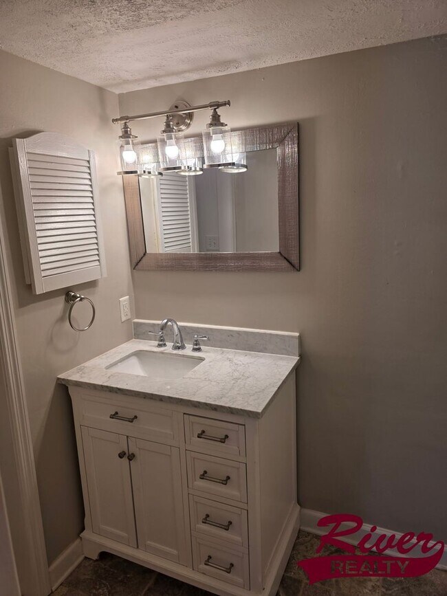 Building Photo - Charming 2-Bedroom Condo for Rent in Fount...