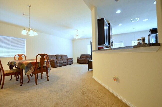 Building Photo - 2727 Lakecrest River Dr