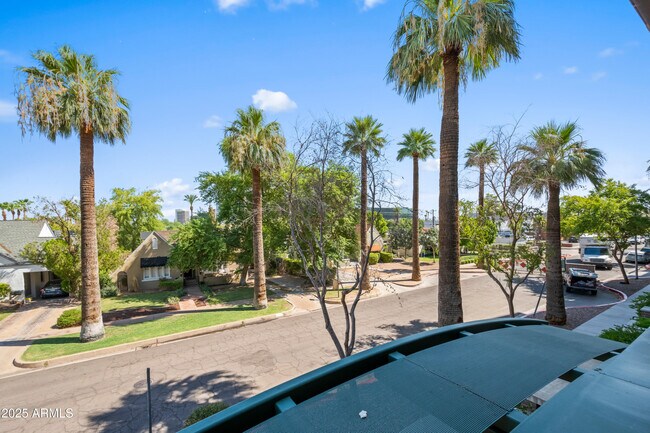 Building Photo - 17 W Vernon Ave