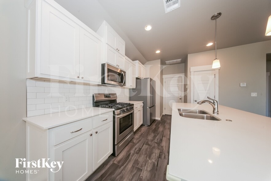 Building Photo - 2020 Sara Vista Dr