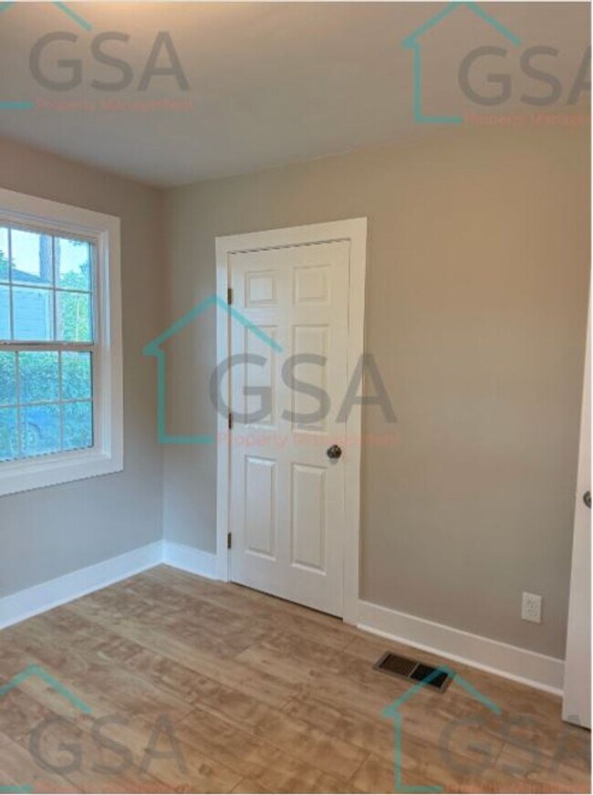 Building Photo - 3 Bedroom 2 Bathroom