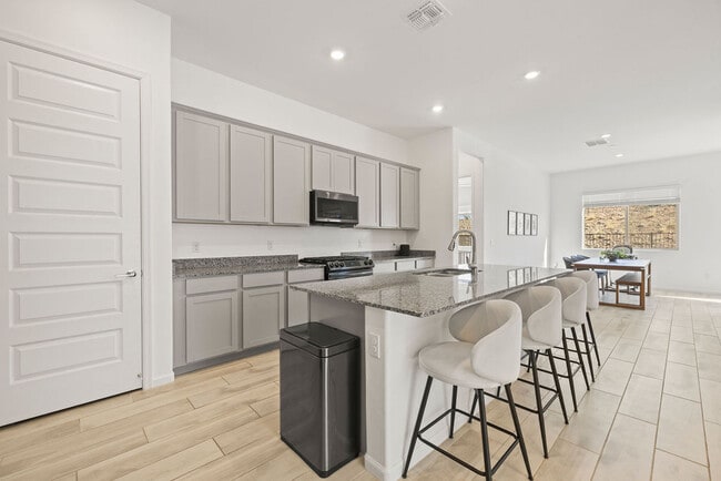 Building Photo - 17617 S Ridgerunner Dr