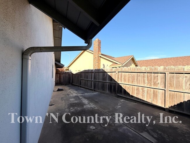 Building Photo - 1198 Loyola Dr