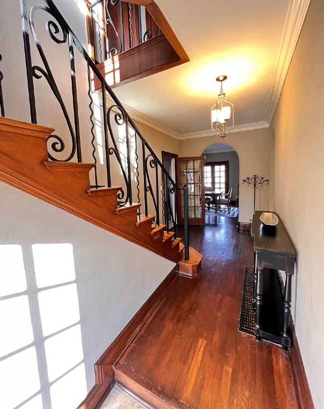 Building Photo - Large 3 Bedroom Home!