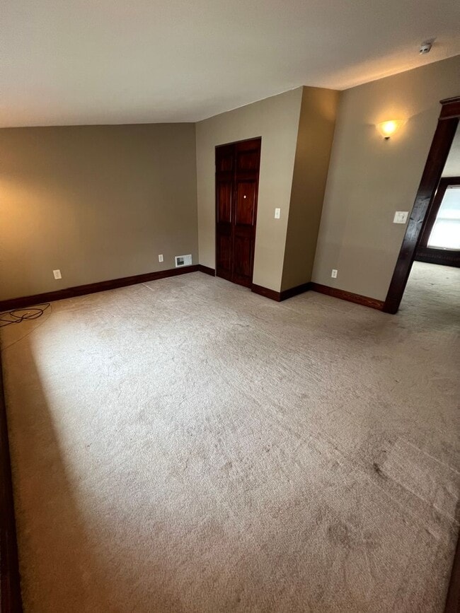 Building Photo - Spacious 4 Bedroom, 2 Bathroom Home