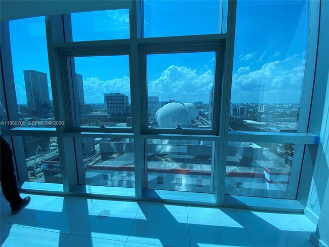 Building Photo - 851 NE 1st Ave