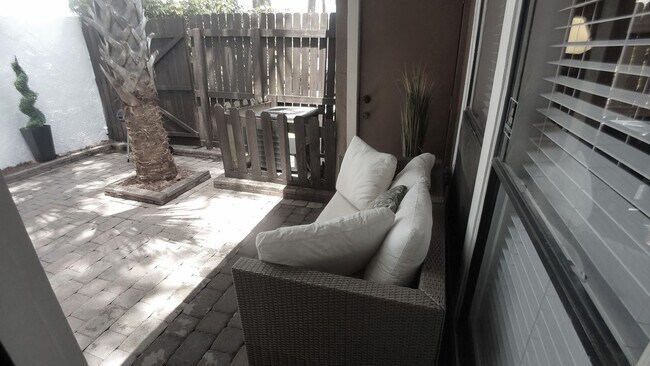 Building Photo - Beautiful  Furnished 1/1 condo x Rent  in Winter Park Next to Full Sail University !