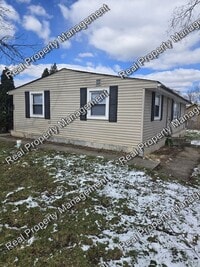 Building Photo - Updated 3 Bedroom Ranch