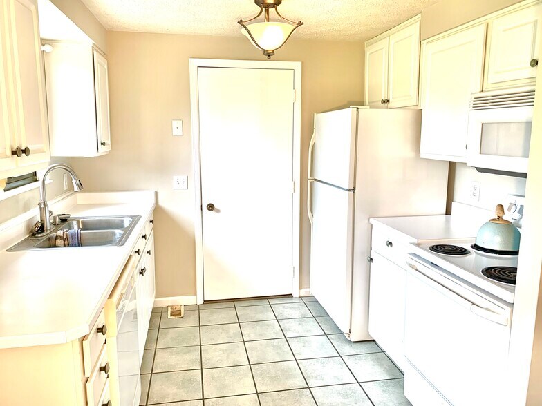 Kitchen - 1891 Fernwood Pl