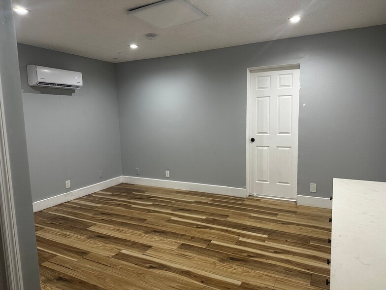 Building Photo - 804 Middle St