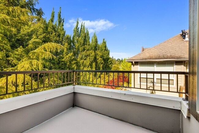 Building Photo - Kirkland Top Floor Large 1 BR+ 1 BA Condo with High Ceilings