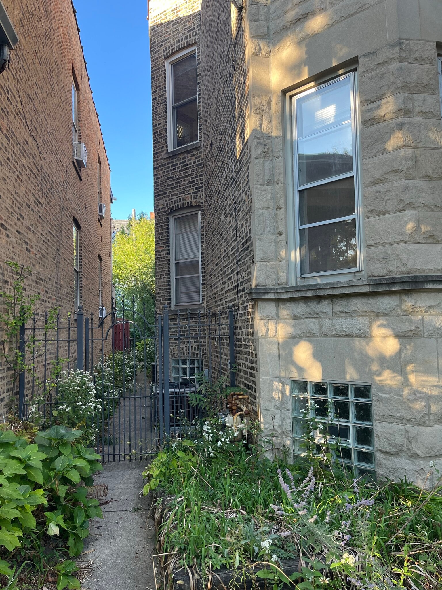 Building Photo - 1924 W Wilson Ave