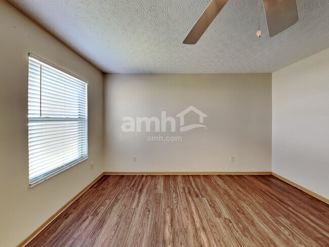 Building Photo - 906 Lakeway Ct E