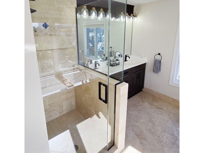 Building Photo - 1515 N Van Buren St