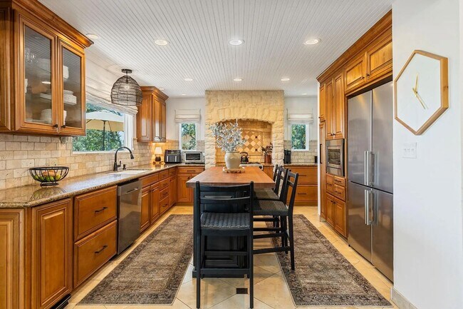Building Photo - Luxury 5 Bedroom Home with Panoramic Views...