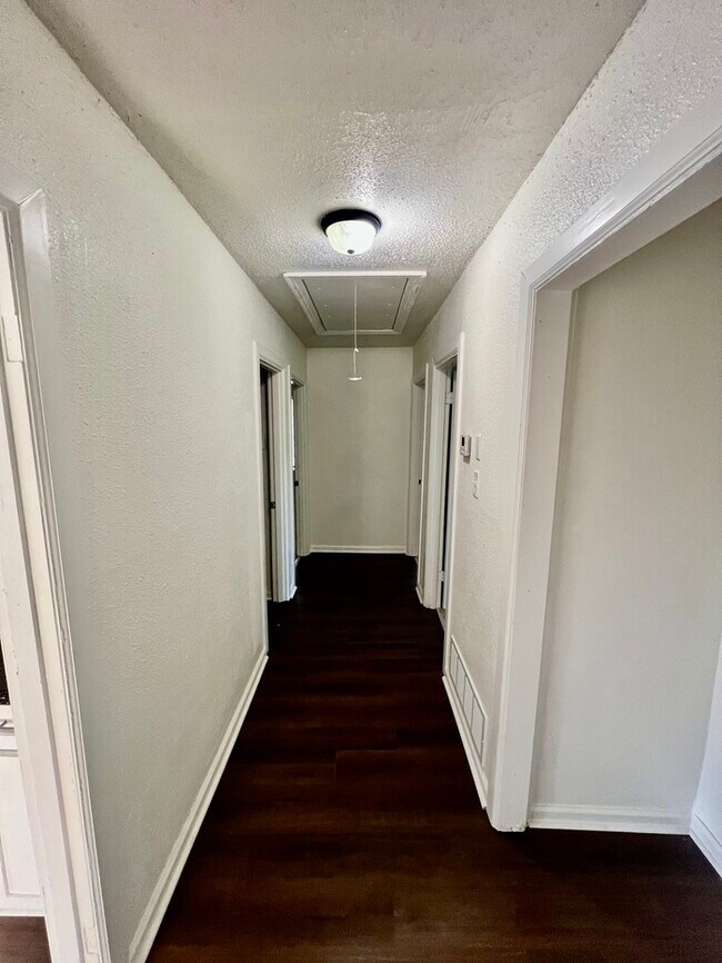 Building Photo - Newly Renovated Home