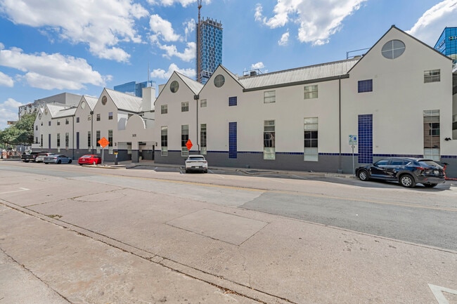 Building Photo - 201 E 4th St