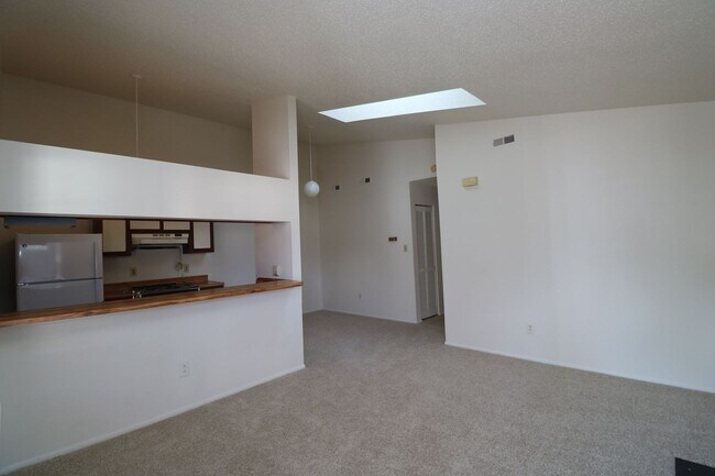 Building Photo - 2 bedroom 1 bath condo near Town Center in Virginia Beach!