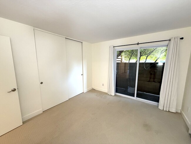 Building Photo - LARGE UPDATED TWO BEDROOM / TWO BATHROOM G...