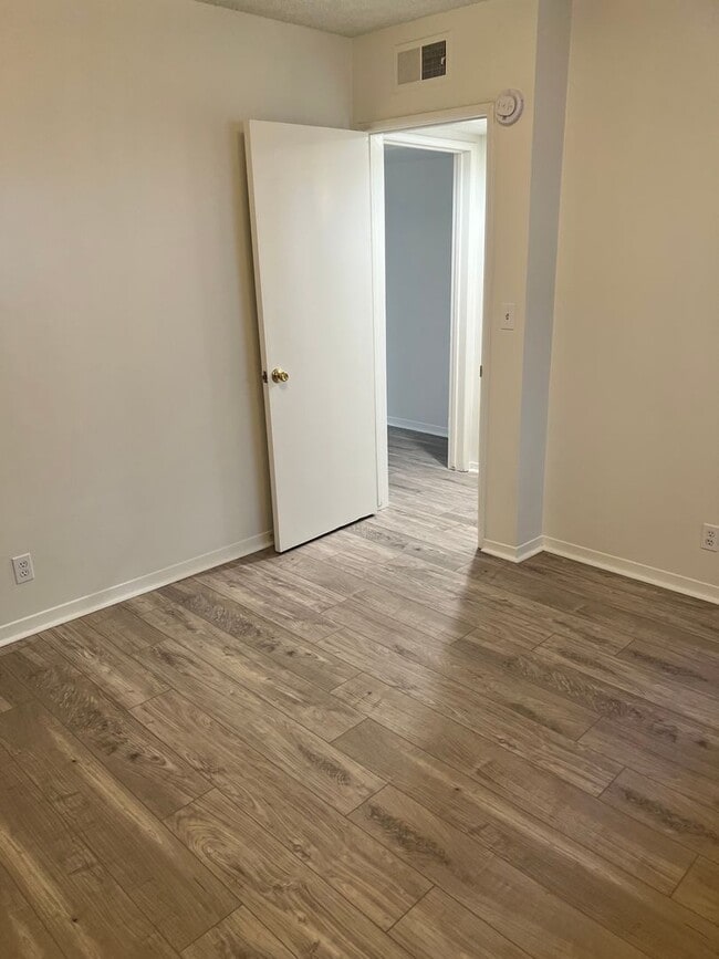 Building Photo - Second-floor 1-bedroom apartment in Whittier.