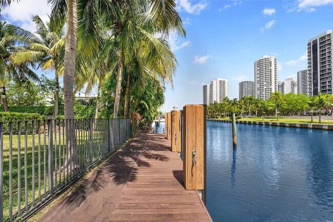 Building Photo - 413 Holiday Dr