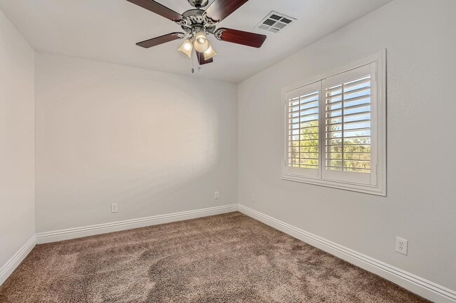 Building Photo - 5 Bedroom in Silverado Ranch!