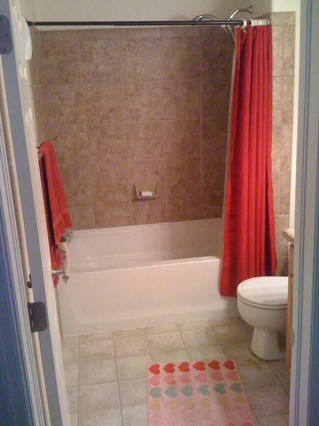Full hall bath - 1208 Walnut Ave