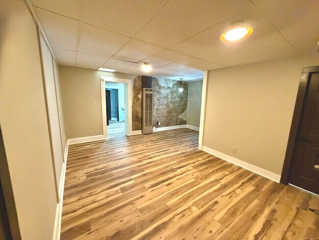 Building Photo - 415 S James St