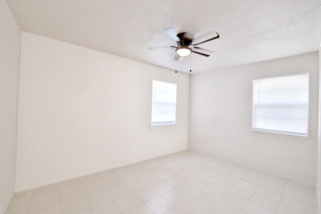 Building Photo - 222 Spell St